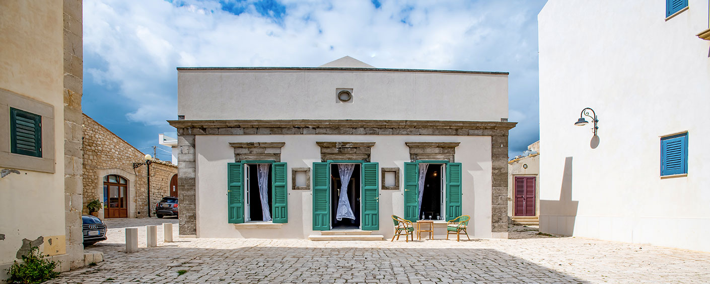 Casa Marinara in einer fantastischer Lage auf einer steinernen Piazza, die direkt zum Strand vor dem Haus führt